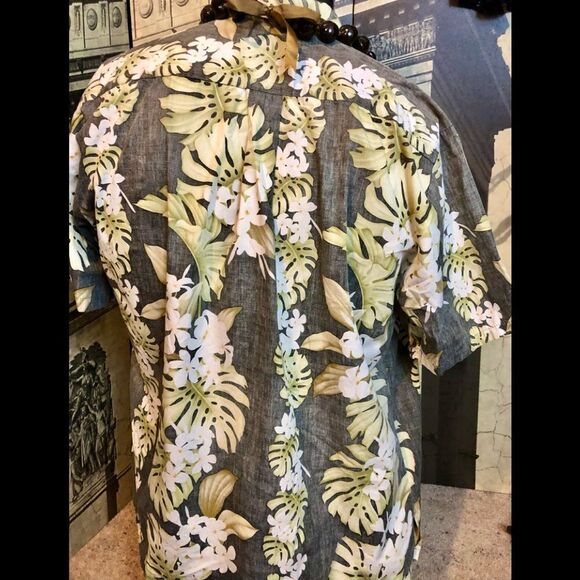 Beautiful Hawaiian shirt by Blue Paradise in size small - Picture 2 of 2